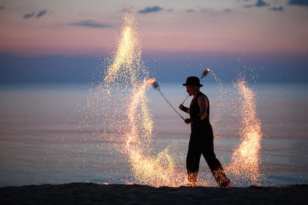 Spettacolo di fuoco sulla spiaggia — Foto Stock
