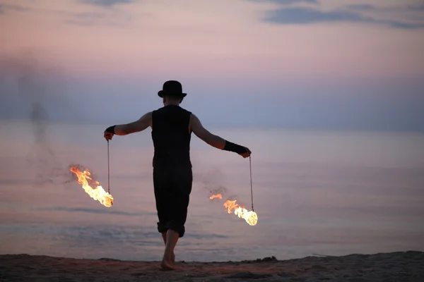 Spectacle de feu sur la plage — Photo