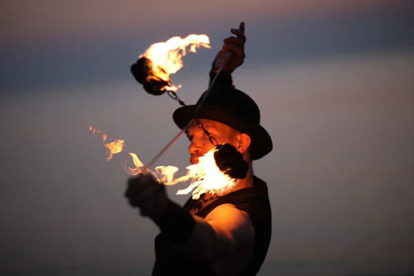 Espectáculo de fuego en la playa — Foto de Stock