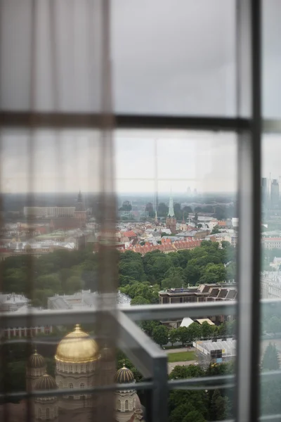 Ciudad vista por el cristal de la ventana — Foto de Stock