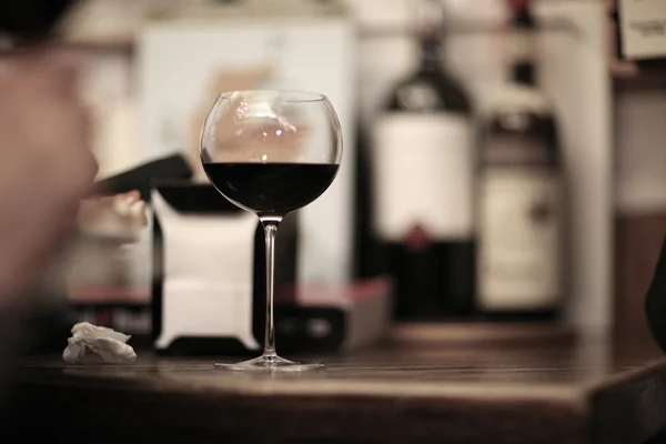 Пити вино — стокове фото
