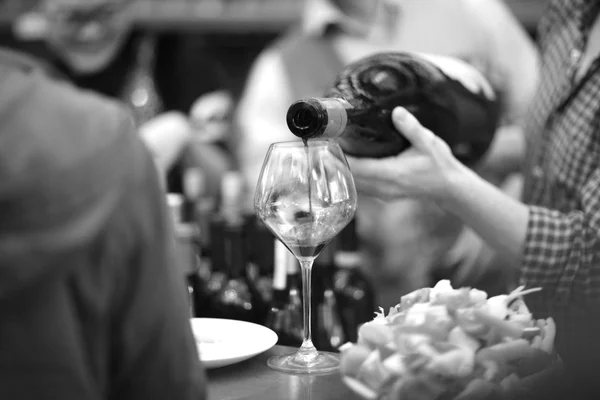 Питьевое вино на выходных Лицензионные Стоковые Фото