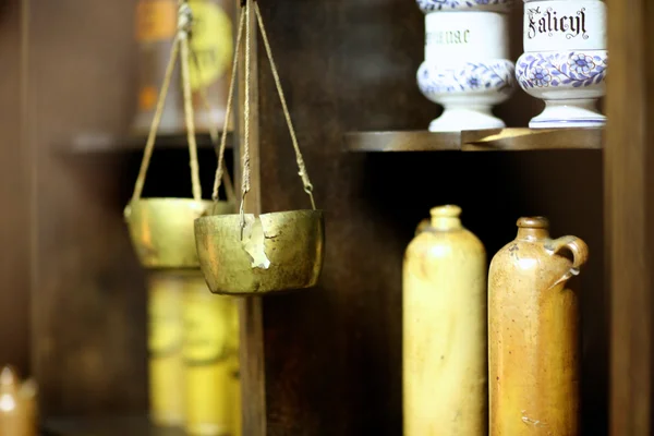 Antika eczacı dolap