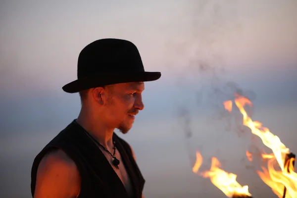 Perfil do fire showman — Fotografia de Stock