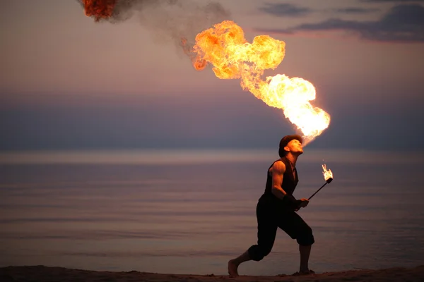 Sahilde akşamları şaşırtıcı ateş gösterisi