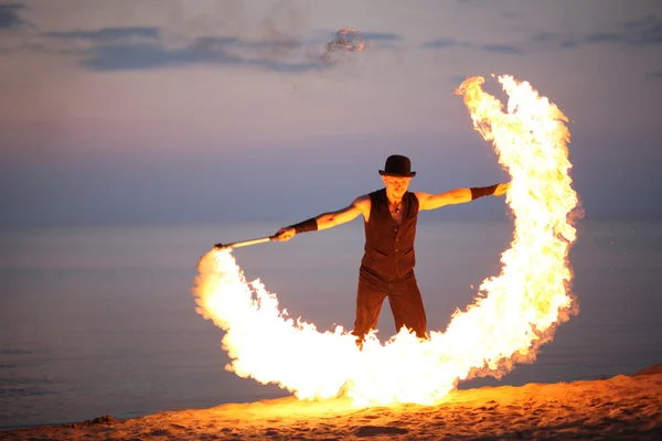 Sahilde akşamları şaşırtıcı ateş gösterisi