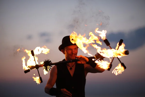 Espantoso show de fogo à noite na praia — Fotografia de Stock