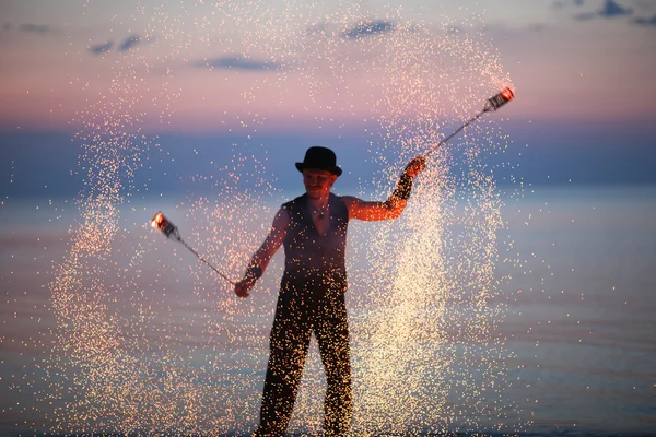 Fantastisk eldshow på kvällen på stranden — Stockfoto