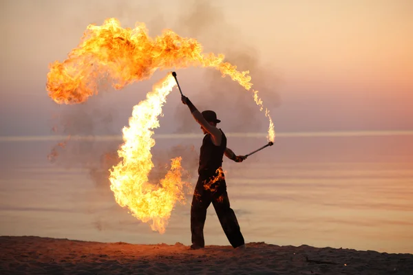 Fantastisk eldshow på kvällen på stranden — Stockfoto