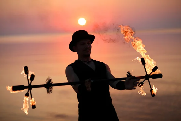 Increíble espectáculo de fuego en la noche en la playa — Foto de Stock