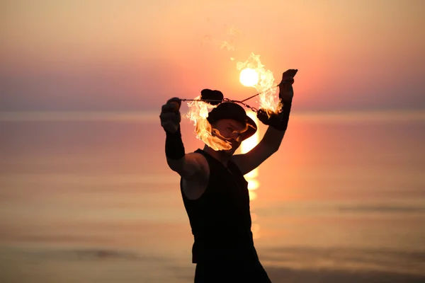 Spectacle de feu incroyable le soir sur la plage — Photo