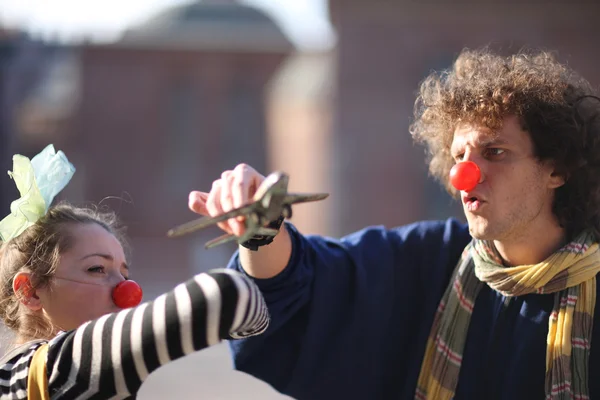 Funny street clowns performing — Stock Photo, Image