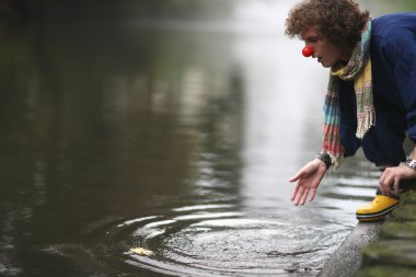 Tek palyaço sokak performansı