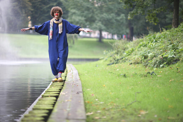 Уличное представление одинокого клоуна
