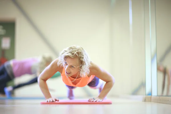 Ejercicios de flexiones — Foto de Stock