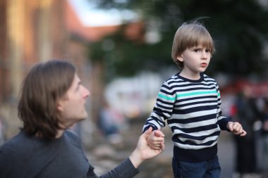 Baba oğlu ile yürüyüş