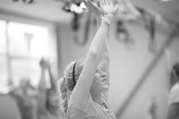 Dehnübungen im Fitnessclub — Stockfoto