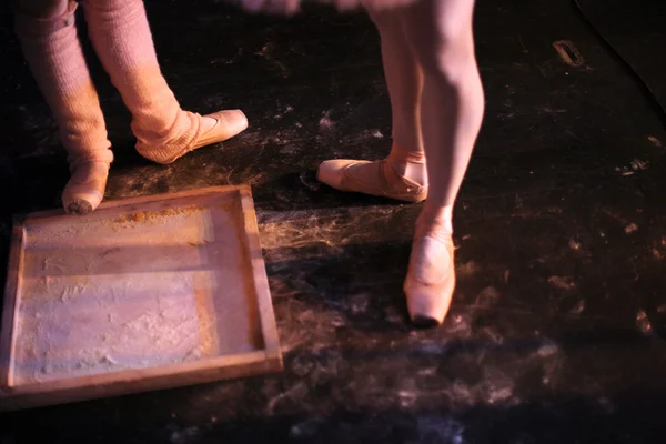 舞台裏でバレエ ダンサーの足 — ストック写真