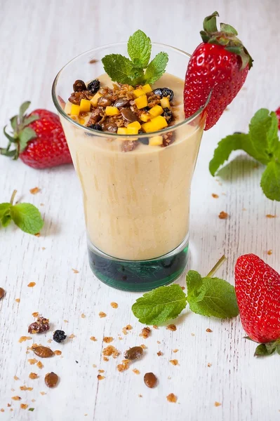 Sağlıklı kahvaltı granola ve hafif ahşap zemin üzerine taze çilek ile. Sağlık ve beslenme kavramı.