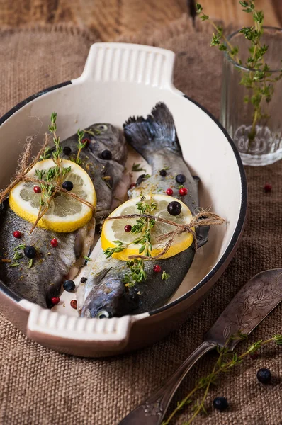 İki ham nehir kılıçbalığını kekik, limon, karabiber ve yemek pişirme, ardıç