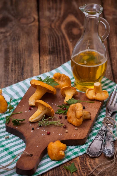 taze Cantharellus cibarius mantar bıçakla, rustik bir masaya yakın çekim