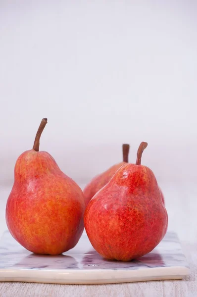 Meyve arka plan. Işık arka plan üzerinde taze organik armut. Armut sonbaharda hasat