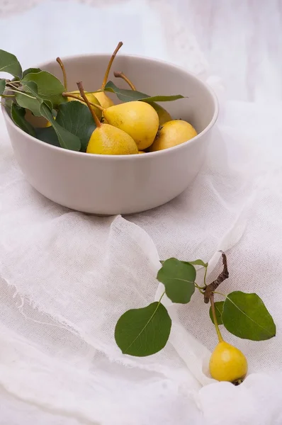 Fruit background. Fresh organic pears on light background. Pear autumn harvest — Stock Photo, Image