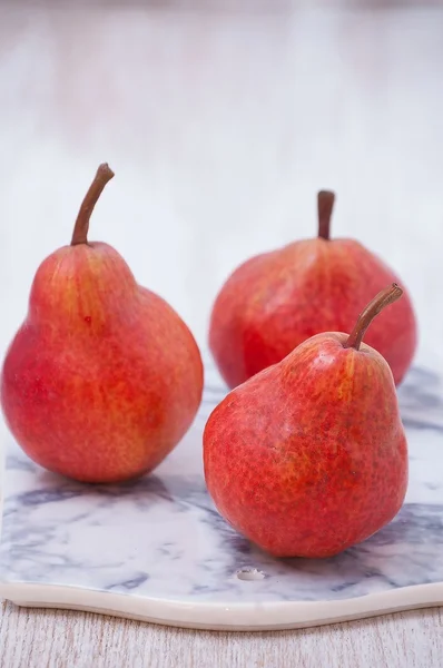 Meyve arka plan. Işık arka plan üzerinde taze organik armut. Armut sonbaharda hasat