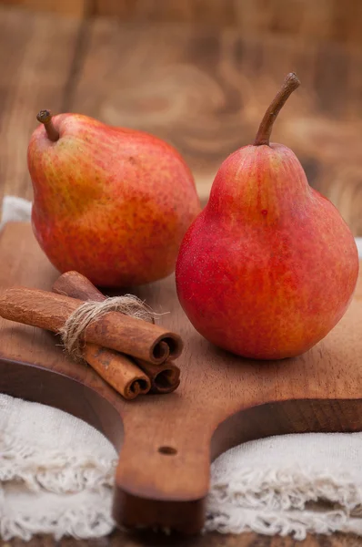 meyve arka plan. eski ahşap üzerine taze organik armut. Armut sonbaharda hasat