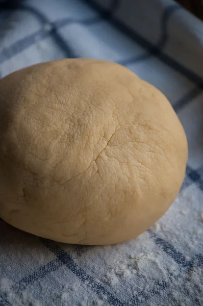 Dough untuk mi buatan sendiri - bahan (tepung, telur, minyak zaitun ) — Stok Foto