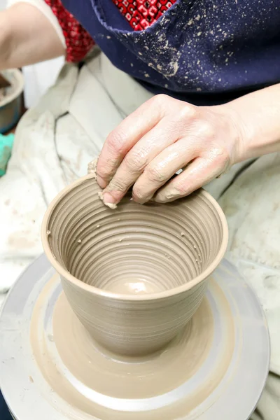 Het modelleren van klei. Handgemaakte pot. Geschilderde glaswerk uniek patroon — Stockfoto