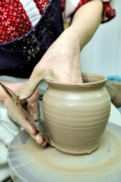 Het modelleren van klei. Handgemaakte pot. Geschilderde glaswerk uniek patroon — Stockfoto