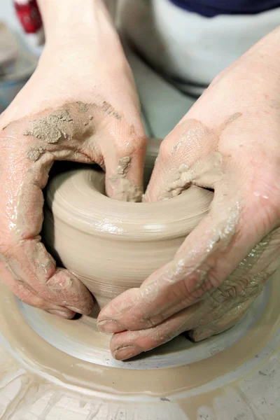 Het modelleren van klei. Handgemaakte pot. Geschilderde glaswerk uniek patroon — Stockfoto