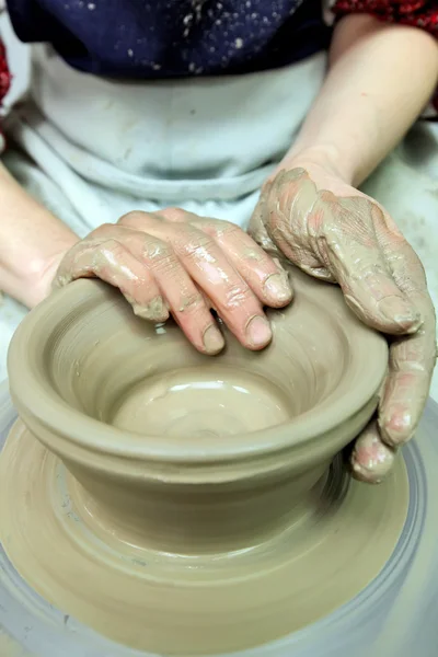 Modelando arcilla. Maceta hecha a mano. Vidrio pintado patrón único — Foto de Stock