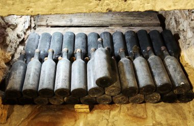 Antik mahzende şarap antik şişe. 