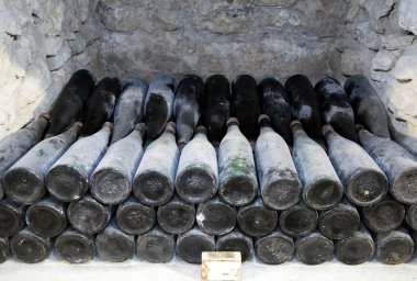 Antik mahzende şarap antik şişe