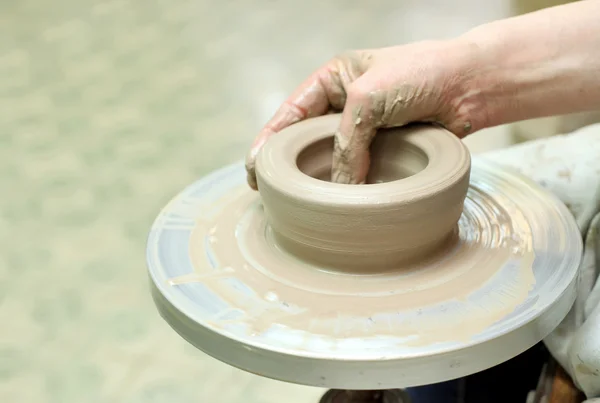 Het modelleren van klei. Handgemaakte pot. Geschilderde glaswerk uniek patroon — Stockfoto