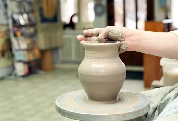 Het modelleren van klei. Handgemaakte pot. Geschilderde glaswerk uniek patroon — Stockfoto