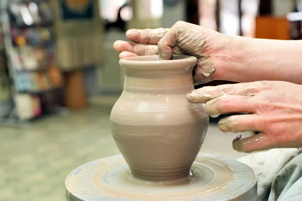 Het modelleren van klei. Handgemaakte pot. Geschilderde glaswerk uniek patroon — Stockfoto