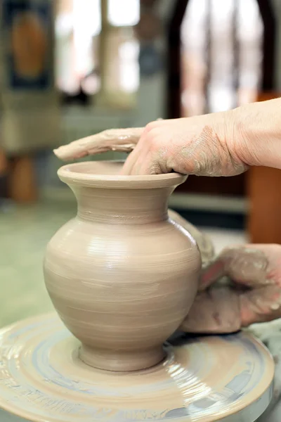 Моделирование глины. Горшок из глины ручной работы. Свисток глиняных рук — стоковое фото