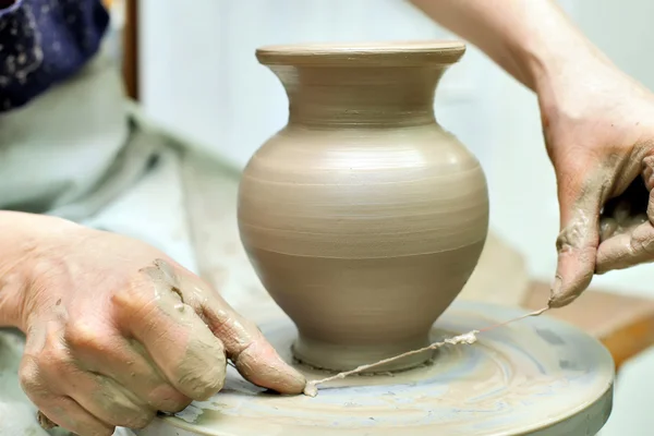 Моделирование глины. Горшок из глины ручной работы. Свисток глиняных рук — стоковое фото