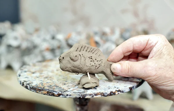 Modelowania gliny. Człowiek rzeźbi z gliny. Gwizdek z gliny ręce — Zdjęcie stockowe