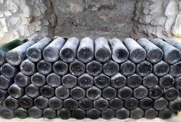 Старинные бутылки вина в старинном погребе . — стоковое фото