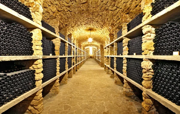 Las antiguas botellas de vino en la antigua bodega — Foto de Stock