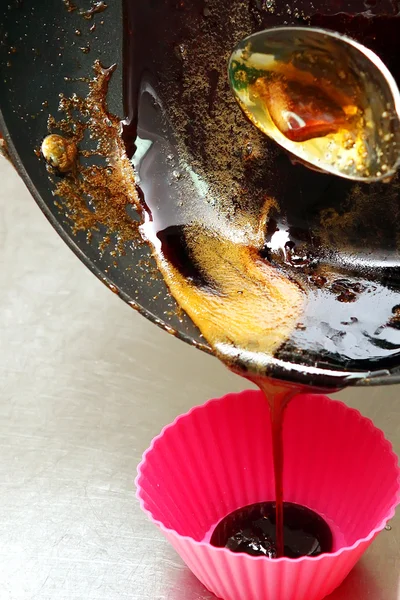 To melt the sugar in a pan. Interfere with melted sugar spoon — Stock Photo, Image