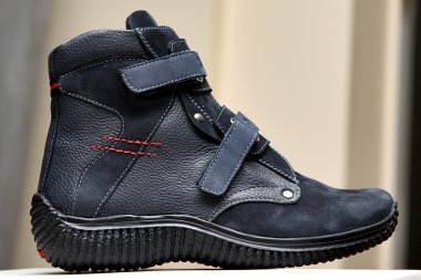 Üretim tasarımcı ayakkabıları. İnsan eli tarafından ayakkabı üretim. Sho