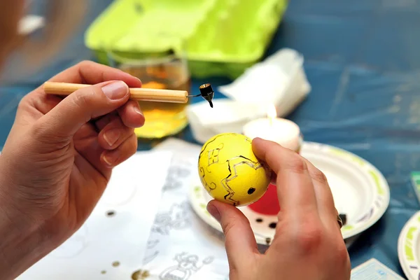 Pintura de Pascua. Huevos de Pascua pintados con cera. Una pintura única —  Fotos de Stock