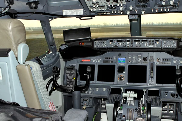 Avião de passageiros do cockpit. O controle do volante do aircr — Fotografia de Stock
