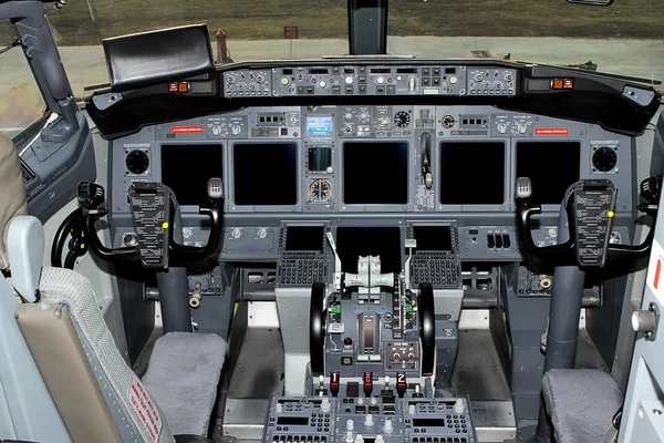 कॉकपिट यात्री विमान। एयरसीआर का स्टीयरिंग व्हील नियंत्रण — स्टॉक फ़ोटो, इमेज