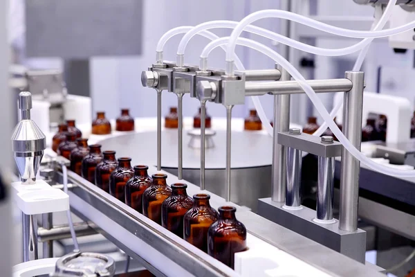 Embotellado y envasado de productos médicos estériles. Máquina tras la validación de líquidos estériles. Fabricación de productos farmacéuticos. Medicina de control láser. Equipo de ultra precisión. Creando drogas. Insulina . — Foto de Stock